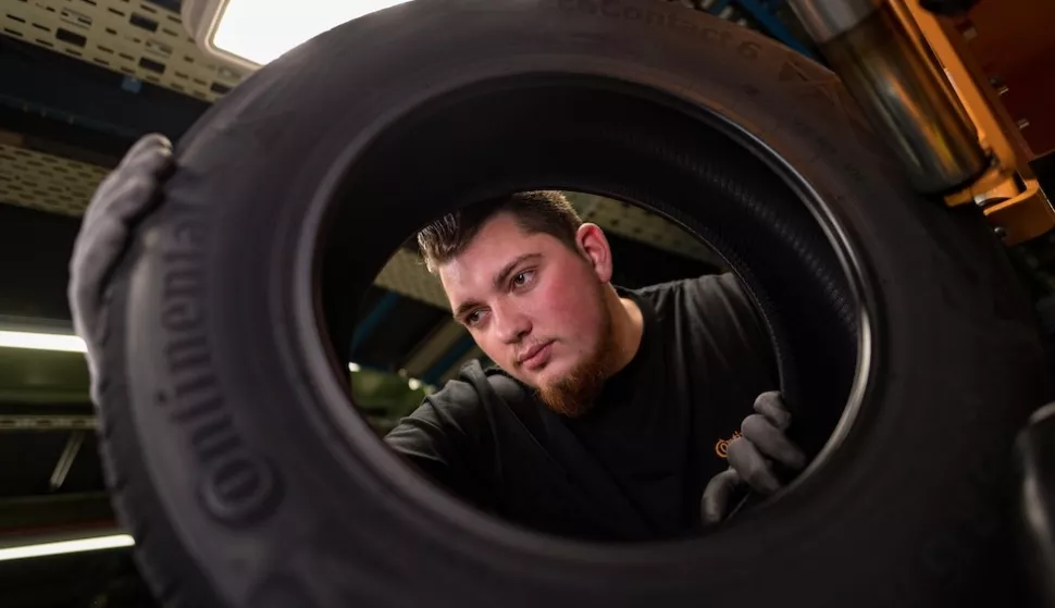 Tržište guma za putnička vozila i kombije u Hrvatskoj u 2020. godini smanjilo se za 14,7 posto u odnosu na 2019. godinuProdaja ljetnih guma pala je za 11,5 posto, zimskih guma za 19,6 posto, ali nešto ipak "kvari" negativni pad. Guma za "sve sezone" prodaju se "nikad bolje" i potražnja za njima povećala se za 10,5 posto.FOTO: CONTINENTALUsporede li se rezultati prodaje u Hrvatskoj s drugim zemljama u regiji, može se primijetiti da je trend pada prisutan i u Srbiji i Sloveniji, gdje je pad tržištu iznosi 16 posto, odnosno 20,2 posto u odnosu na 2019. godini.FOTO: CONTINENTALSilazni trend utjecao je i na cijelu Europsku uniju, gdje je prodaja guma pala za 12,1 posto. Promatra li se po kategorijama, u EU se potražnja za ljetnim gumama smanjila 12,1 posto, za zimskim 18,5 posto, ali tržište "all season" guma povećalo se za 6,7 posto.