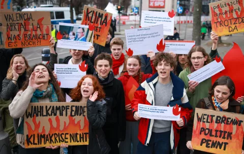 epa11918553 Environmental activists from the Fridays for Future (FFF) movement protest in front of the Social Democratic Party (SPD) ahead of incumbent German Chancellor Scholz's speech in Berlin, Germany, 23 February 2025. About 60 million people are eligible to vote in the German elections for a new federal parliament, the 21st Bundestag. EPA/CLEMENS BILAN