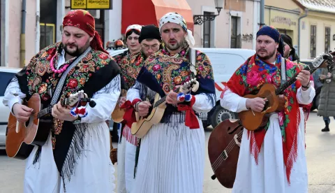 Vinkovci...23.02.2025.Organizirane prve Poklade i Pokladna povorka u Vinkovcima pod geslom "Bušarice otkrij svoje lice" s oko 400 sudionika u 15 KUD-ova iz mjesta Slavonije, Baranje i Srijema.Foto: Gordan Panić