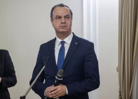 Zagreb, 24.2.2025 - Premijer Andrej Plenković u Banskim je dvorima primio ukrajinsku djecu koja borave u Hrvatskoj na psihosocijalnoj edukaciji. Na slici veleposlanik Ukrajine u RH Vasilj Kirilič.Foto Hina/ Dario GRZELJ/ dag