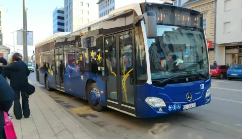 Autobus GPP javni gradski prijevoz putnikaautobusno stajalište putniciUlica Hrvatske RepublikeOsijek, 7. veljače 2025.Snimio: Gojko Mitić