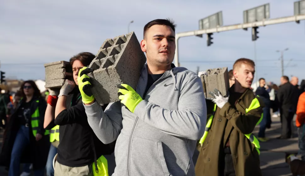 epa11856095 Protesters bring concrete blocks to block the 'Autokomanda' intersection in Belgrade, Serbia, 27 January 2025. University students staged a protest, demanding accountability after fifteen people lost their lives in the collapse of the Novi Sad Railway Station canopy on 01 November 2024. The station building, which had been renovated and reopened on 05 July 2024, was undergoing further renovations shortly before the collapse. EPA/ANDREJ CUKIC