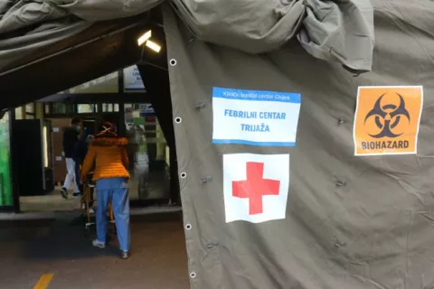 OSIJEK, 01. 04. 2020, KLINICKI BOLNICKI CENTAR OSIJEK, KBC. SATOR ZA TRIJAZU SVIH KOJI ULAZE U BOLNICU, S TERMOKAMERAMA, NA ISTOCNOM ULAZU IZ HUTLEROVE ULICE. KORNONA VIRUS, COVID-19.snimio GOJKO MITIC