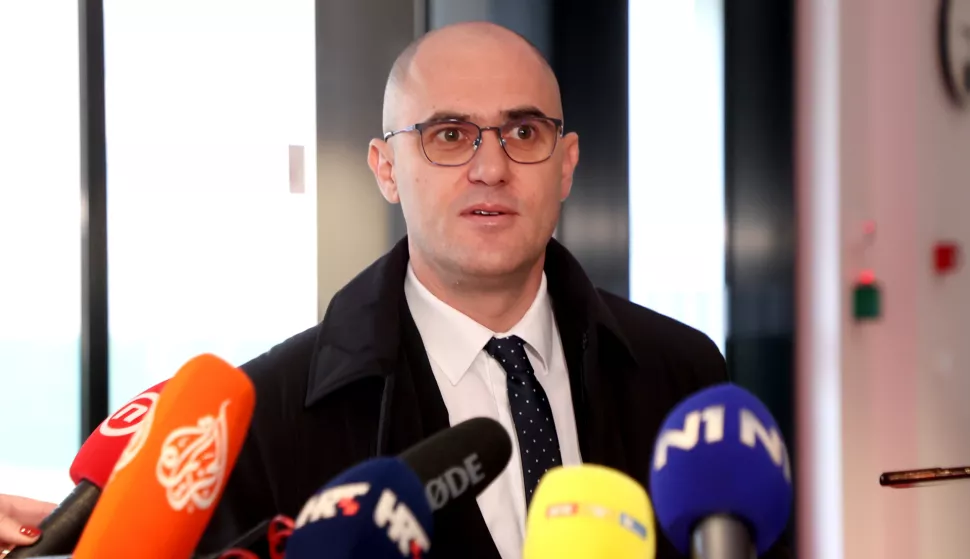 Zagreb, 25.02.2025. - Josip Dabro dao je izjavu za medije na ulasku u Hrvatski sabor. U toku je sjednica saborskog Mandatno-imunitetnog povjerenstva na kojoj se odlučuje o skidanju imuniteta zastupniku Domovinskog pokreta Josipu Dabri. Na fotografiji Josip Dabro. foto HINA/ Damir SENČAR/ ml