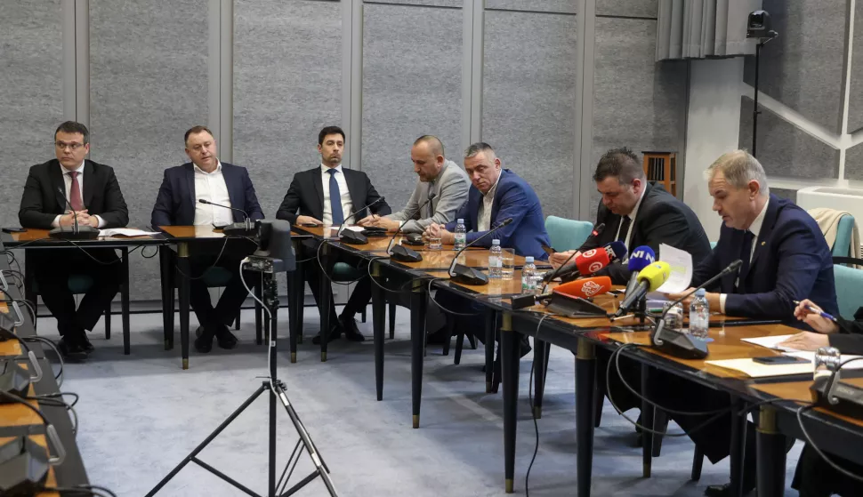 Zagreb, 25.02.2025 - Mandatno imunitetno povjerenstvo (MIP) skinulo je imunitet zastupniku DP-a Josipu Dabri. Na slici Ivica Mesić, Ante Deur, Maksimilijan Šimrak, Hrvoje Zekanović, Stipo Mlinarić, predsjednik MIP-a Robert Jankovics.foto HINA/ Damir SENČAR /ds