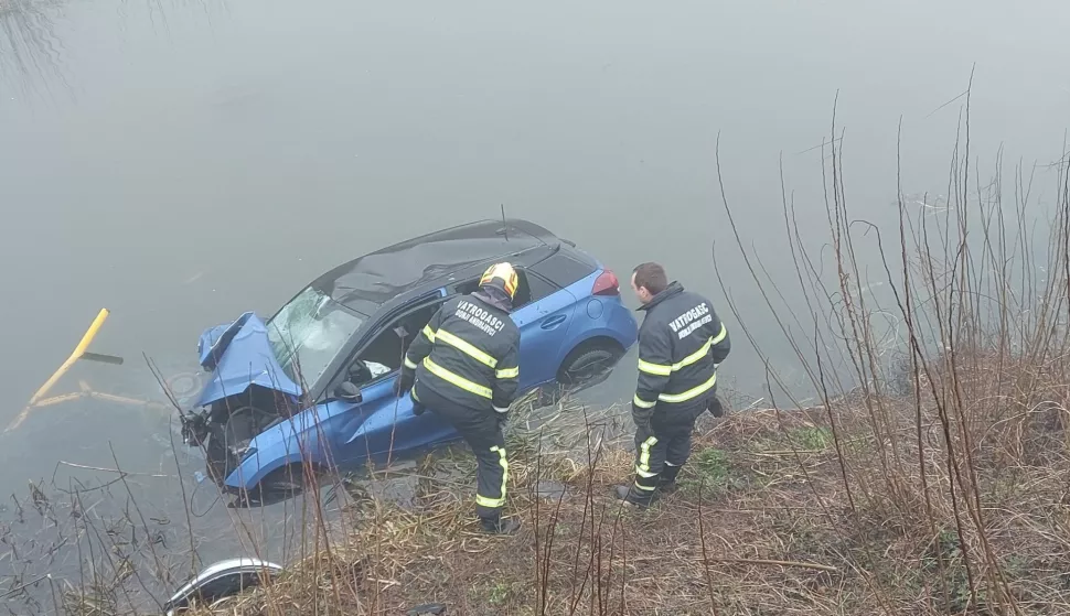 Autom sletio u kanal Biđ