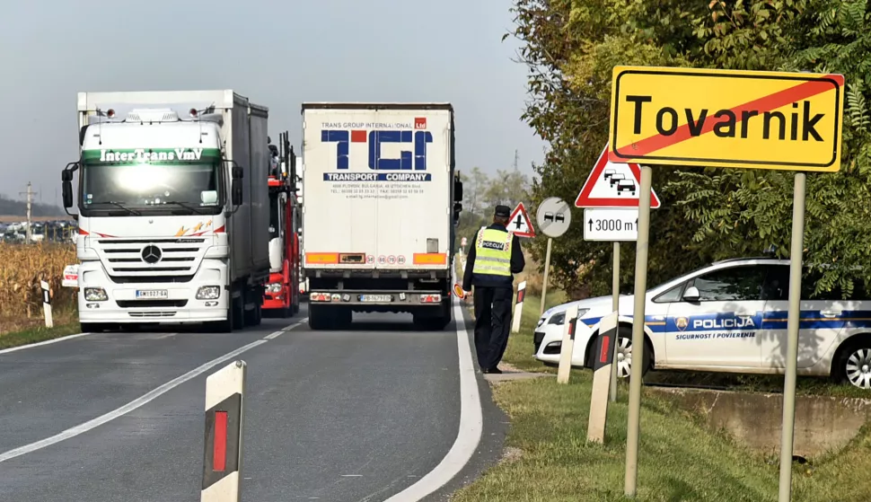 slavonija...tovarnik....10.10.2020.kolona slepera na ulazu u tovarnik prema granicnom prijelazu sa srbijom; policija slepere zaustavlja prije ulaska u samo mjesto i povremeno ih propusta prema granicnom prijelazu, kako se ne bi stvorila kolona u samom mjestu tovarnik;foto Gordan Panić