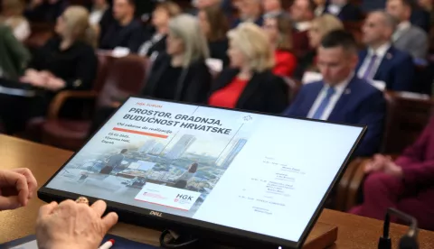 Zagreb, 25.02.2025 - Građevinski forum Prostor, gradnja, budućnost Hrvatske – od zakona do realizacije održan je u HGK. Potpredsjednik Vlade i resorni ministar Branko Bačić predstavio je projekte i aktivnosti Ministarstva prostornoga uređenja, graditeljstva i državne imovine s fokusom na stambenu politiku, zakonodavstvo, nove zakone, nastavak poslijepotresne obnove kao i razmatranje moguće regulacije cijena građevinskog materijala.foto HINA/ Denis CERIĆ /dc