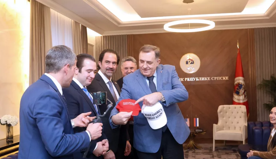 Mostar, 24.2.2025.- Bliski suradnik novoizabranog ameri?kog predsjednika Donalda Trumpa Rudy Giuliani doputovao je u ponedjeljak u Banju Luku gdje se susreo s ?elnikom tamo?njih Srba Miloradom Dodikom protiv kojega ?e u srijedu izre?i presuda zbog nepo?tivanja odluka visokog me?unarodnog predstavnika. Na slici Milorad Dodik. foto HINA/ X/ ua