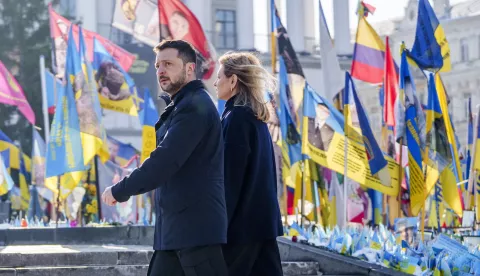 epa11921249 Ukraine's President Volodymyr Zelensky (L) and First Lady Olena Zelenska (R) walk during a ceremony at the memorial to the fallen Ukrainian soldiers on Independence Square in Kyiv, Ukraine, 24 February 2025. Ukraine marks the third anniversary since Russia began its full-scale invasion of the country in 2022. EPA/JAVAD PARSA NORWAY OUT