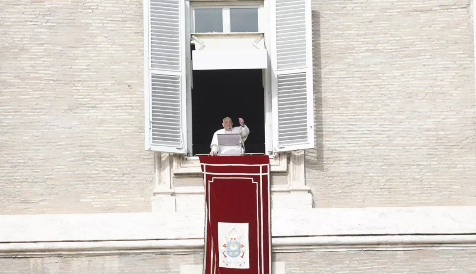 epa11869770 Pope Francis leads the Angelus prayer, a traditional Sunday prayer, from the window of his office overlooking Saint Peter's Square, Vatican City, 02 February 2025. EPA/FABIO FRUSTACI