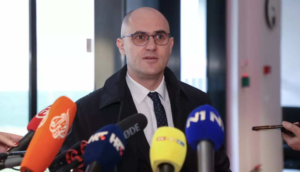 Zagreb, 25.02.2025 - Saborski zastupnik Domovinskog pokreta i bivši ministar poljoprivrede Josip Dabro kazao je u utorak da neće zamrznuti svoj mandat ako završi u istražnom zatvoru te poručio da bi dizanje ruku ''nakon što se zatvaraju ljudi'' bio mazohizam. Na slici Josip Dabro dao je izjavu za medije na ulazu u Hrvatski sabor.foto HINA/ Damir SENČAR/ ds