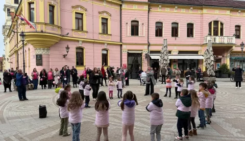 Stotine mališana iz vinkovačkih dječjih vrtića u vinkovačkoj pješačkoj zoni, pjesmom i plesom danas je odaslalo snažnu poruku STOP vršnjačkom nasilju i tako obilježili Dan ružičastih majica poručujući kako nasilje i diskriminacija nisu prihvatljivi ni u kojem obliku.
