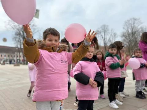 Stotine mališana iz vinkovačkih dječjih vrtića u vinkovačkoj pješačkoj zoni, pjesmom i plesom danas je odaslalo snažnu poruku STOP vršnjačkom nasilju i tako obilježili Dan ružičastih majica poručujući kako nasilje i diskriminacija nisu prihvatljivi ni u kojem obliku.