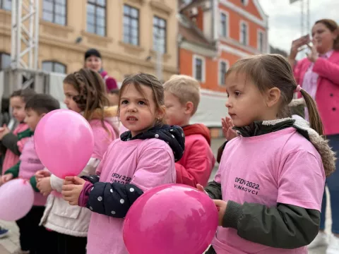 Stotine mališana iz vinkovačkih dječjih vrtića u vinkovačkoj pješačkoj zoni, pjesmom i plesom danas je odaslalo snažnu poruku STOP vršnjačkom nasilju i tako obilježili Dan ružičastih majica poručujući kako nasilje i diskriminacija nisu prihvatljivi ni u kojem obliku.