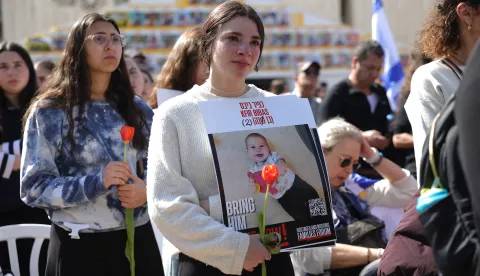 epa11925327 People gather at Hostages Square to watch a live stream of the funeral of the Bibas family, in Tel Aviv, Israel, 26 February 2025. The bodies of four Israeli hostages, including those of Shiri Bibas and her young sons Ariel and Kfir, were returned to Israel on 20 February as part of the ongoing Gaza ceasefire deal between Israel and Hamas. Thousands of people escorted a convoy carrying the family's coffins for the burial ceremony to take place on the Israeli-Gaza border. EPA/ABIR SULTAN