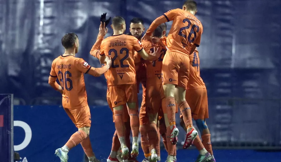 Zagreb, 26.2.2025.- Utakmica ?etvrtfinala Hrvatskog nogometnog kupa Dinamo - Osijek na stadionu Maksimir. Na slici nogometa?i Osijeka slave pogodak Hrvoja Babeca. foto HINA/ Damir SEN?AR/ ua