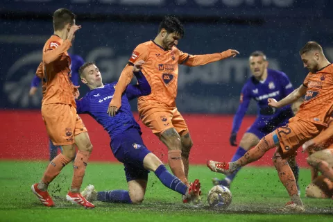 Zagreb, 26.2.2025.- Utakmica ?etvrtfinala Hrvatskog nogometnog kupa Dinamo - Osijek na stadionu Maksimir. Na slici Luka Stojkovi? i Roko Juri?i?. foto HINA/ Damir SEN?AR/ ua