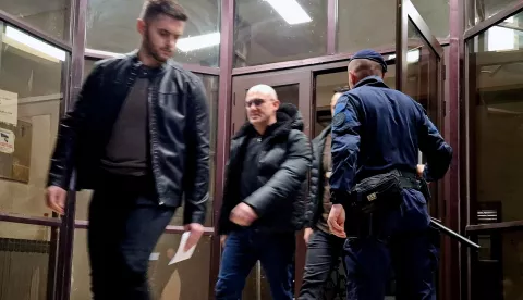 Osijek, 26.2.2025.- Biv?i ministar poljoprivrede i saborski zastupnik Domovinskog pokreta Josip Dabro u srijedu uve?er ispitan je u osje?kom Op?inskom dr?avnom odvjetni?tvu, a njegovi odvjetnici nisu mogli govoriti o detaljima ispitivanjima jer spis ima oznaku tajnosti. Na slici Josip Dabro izlazi iz zgrade osje?kog Op?inskog dr?avnog odvjetni?tva. foto HINA/ Igor VU?KOVI?/ ua