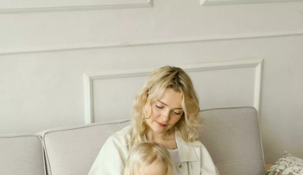 majka i dijete čitaju