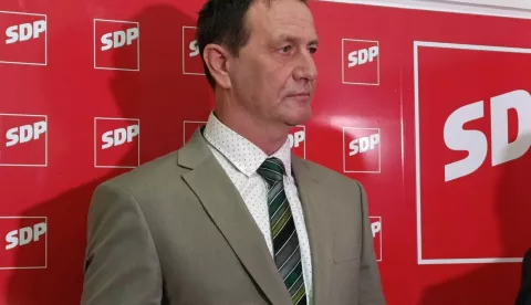 Varaždin, 26.2.2025. - Gradonačelnik Varaždina Neven Bosilj i kandidat SDP-a za župana Varaždinske županije Bruno Ister mišljenja su da ubuduće Grad i Županija trebaju bolje surađivati na izdavanju dozvola za gospodarenje otpadom. Smatraju da bi se na taj način spriječile situacije odlaganja većih količina otpada, posebice ako se radi o lokacijama u naseljenim dijelovima grada. Na fotografiji Neven Bosilj. foto HINA/ Siniša KALAJDŽIJA/ ml