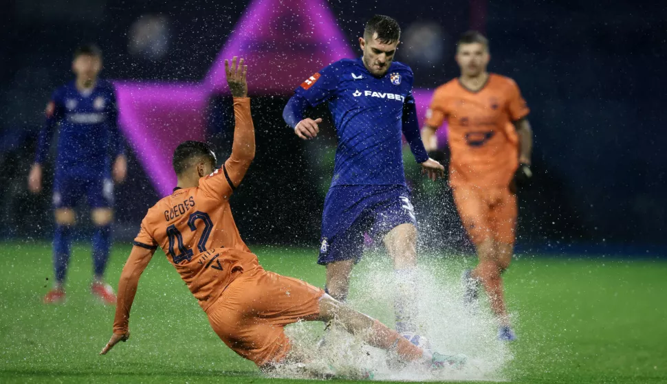 Zagreb, 26.2.2025.- Utakmica ?etvrtfinala Hrvatskog nogometnog kupa Dinamo - Osijek na stadionu Maksimir. Na slici Renan Guedes Boerges i Jan Oliveras Codina. foto HINA/ Damir SEN?AR/ ua