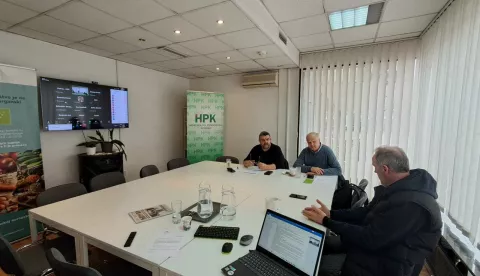 Na sastanku četiriju odbora - Odbora za pčelarstvo, koji je bio i inicijator sastanka, Odbora za voćarstvo, Odbora za povrtlarstvo i krumpir te Odbora za ratarstvo - u Hrvatskoj poljoprivrednoj komori razgovaralo se kako osvijestiti proizvođače biljnih kultura o važnosti pčela i njihovoj zaštiti te sprječavanju potencijalnog pomora, ali i o međusektorskoj suradnji proizvođača.veljača 2025.