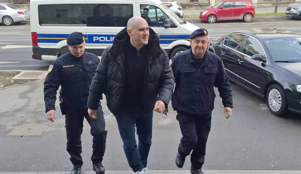 Osijek, 27.02.2025. - Bivši ministar poljoprivrede i saborski zastupnik Domovinskog pokreta Josip Dabro u četvrtak je, u pratnji policije, priveden na osječki Županijski sud. Na fotografiji Josip Dabro. foto HINA/ Igor VUČKOVIĆ/ tm