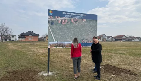 Grad Vinkovci nastavlja s mjerama demografske politike gdje su mlade obitelji središtu svih projekata i programa pa će tako mlade vinkovačke obitelji na raspolaganju imati u ovoj godini 55 građevinskih zemljišta po izuzetno povoljnim uvjetima. U vinkovačkom prigradskom naselju Mirkovci su 33 parcele, na Slaviji 12 te na Kanovcima 10 parcela prosječne vrijednosti sedam tisuća eura, uz popust na kupnju koji osigurava Grad do čak 99 posto, ali i povrat novca za svako rođeno dijete nakon kupnje te osiguran građevinski materijal i priključke za gradnju.