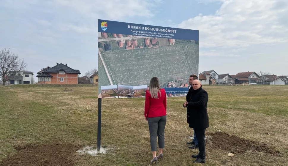 Grad Vinkovci nastavlja s mjerama demografske politike gdje su mlade obitelji središtu svih projekata i programa pa će tako mlade vinkovačke obitelji na raspolaganju imati u ovoj godini 55 građevinskih zemljišta po izuzetno povoljnim uvjetima. U vinkovačkom prigradskom naselju Mirkovci su 33 parcele, na Slaviji 12 te na Kanovcima 10 parcela prosječne vrijednosti sedam tisuća eura, uz popust na kupnju koji osigurava Grad do čak 99 posto, ali i povrat novca za svako rođeno dijete nakon kupnje te osiguran građevinski materijal i priključke za gradnju.