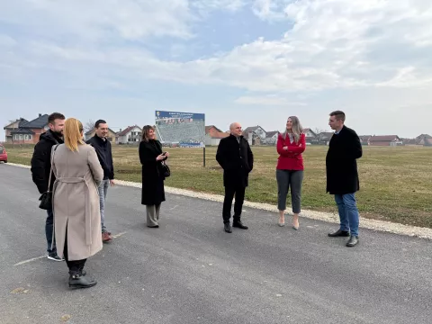 Grad Vinkovci nastavlja s mjerama demografske politike gdje su mlade obitelji središtu svih projekata i programa pa će tako mlade vinkovačke obitelji na raspolaganju imati u ovoj godini 55 građevinskih zemljišta po izuzetno povoljnim uvjetima. U vinkovačkom prigradskom naselju Mirkovci su 33 parcele, na Slaviji 12 te na Kanovcima 10 parcela prosječne vrijednosti sedam tisuća eura, uz popust na kupnju koji osigurava Grad do čak 99 posto, ali i povrat novca za svako rođeno dijete nakon kupnje te osiguran građevinski materijal i priključke za gradnju.