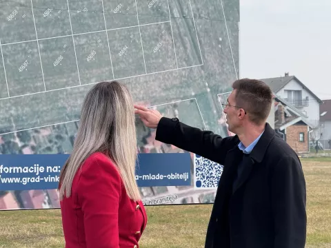 Grad Vinkovci nastavlja s mjerama demografske politike gdje su mlade obitelji središtu svih projekata i programa pa će tako mlade vinkovačke obitelji na raspolaganju imati u ovoj godini 55 građevinskih zemljišta po izuzetno povoljnim uvjetima. U vinkovačkom prigradskom naselju Mirkovci su 33 parcele, na Slaviji 12 te na Kanovcima 10 parcela prosječne vrijednosti sedam tisuća eura, uz popust na kupnju koji osigurava Grad do čak 99 posto, ali i povrat novca za svako rođeno dijete nakon kupnje te osiguran građevinski materijal i priključke za gradnju.