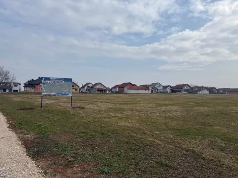 Grad Vinkovci nastavlja s mjerama demografske politike gdje su mlade obitelji središtu svih projekata i programa pa će tako mlade vinkovačke obitelji na raspolaganju imati u ovoj godini 55 građevinskih zemljišta po izuzetno povoljnim uvjetima. U vinkovačkom prigradskom naselju Mirkovci su 33 parcele, na Slaviji 12 te na Kanovcima 10 parcela prosječne vrijednosti sedam tisuća eura, uz popust na kupnju koji osigurava Grad do čak 99 posto, ali i povrat novca za svako rođeno dijete nakon kupnje te osiguran građevinski materijal i priključke za gradnju.