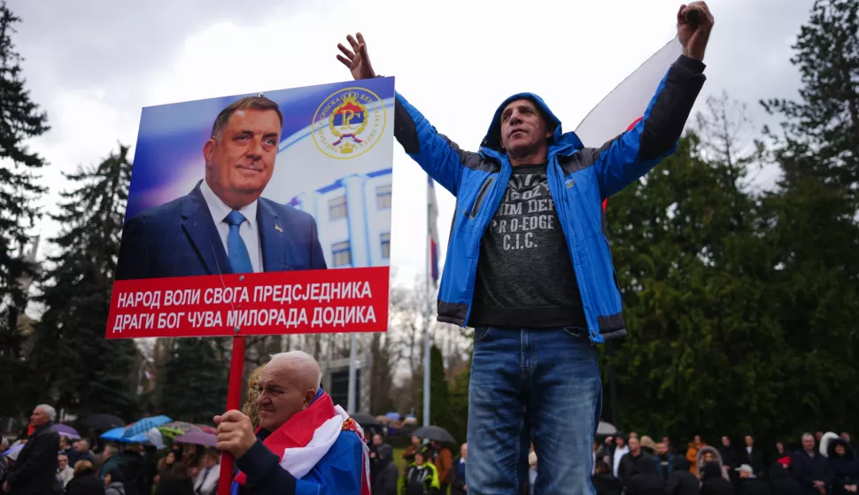 epa11925859 A supporter holds a banner depicting the President of Republika Srpska Milorad Dodik during his rally of support in Banja Luka, Bosnia and Herzegovina, 26 February 2025. Dodik has been sentenced to one year in prison and barred from public office for six years in a first-instance verdict for disobeying the decisions of Bosnia and Herzegovina's international envoy, High Representative Christian Schmidt. EPA/NIDAL SALJIC