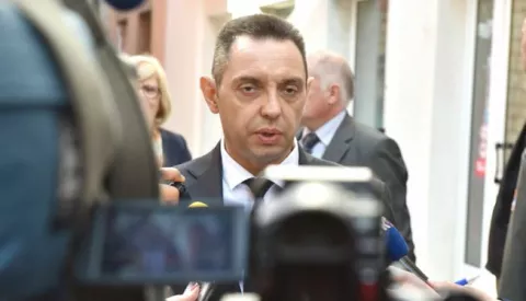Goran Bogdan01.10.2017., Sibenik - U sabornoj crkvi Uspenja Presvete Bogorodice Njegova Svetost patrijarh srpski g. Irinej sluzio je svetu liturgiju s cinom arhijerejske hirotonije i ustolicenja novoizabranog episkopa dalmatinskog g. Nikodima Kosovica. Ministar obrane Srbije Aleksandar Vulin daje izjavu medijima. Photo: Hrvoje Jelavic/PIXSELL------kolor 2x novosti