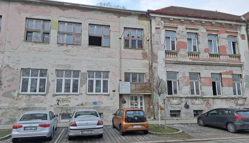 Šibicara - derutna fasada - vlasnik samo obio fasadu, ali sad bar ne pada po glavamaosijek, veljača 2025.Snimio: Ivan Alilović