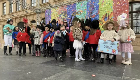 VINKOVCIVinkovačkim je korzom u nedjeljno sunčano prijepodne prošla uz pjesmu, ples i smijeh karnevalska povorka s više od 600 mališana iz dječjih vrtića vinkovačkog krajaVELJAČA 2025.