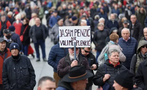 Zagreb, 01.03.2025 - Prosvjed "Protiv siromaštva, korupcije, kriminala i pohlepe" u organizaciji Bloka umirovljenici zajedno (BUZ) na Trgu bana Jelačića u Zagrebu.foto HINA/ Damir SENČAR/ ds