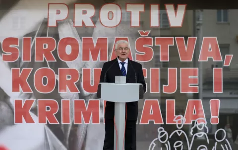 Zagreb, 01.03.2025 - Prosvjed "Protiv siromaštva, korupcije, kriminala i pohlepe" u organizaciji Bloka umirovljenici zajedno (BUZ) na Trgu bana Jelačića u Zagrebu. Na slici predsjednik BUZ-a Milivoj Špika.foto HINA/ Damir SENČAR/ ds