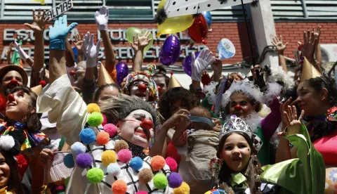 epa11918427 Artists participate in the Gigantes da Lira street parade that livens up the atmosphere with music and joy, a week before the official start of Brazil's carnival in Rio de Janeiro, Brazil, 23 February 2025. EPA/ANTONIO LACERDA