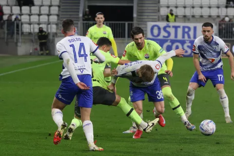 Osijek, 01. 03. 2025, Opus Arena, nogomet, Osijek - Slavne Belupo, SupreSport HNL 24/25, Mako Soldo(14),.Nail Omerović (36) i Arnel Jakupović (17)snimio GOJKO MITIĆ