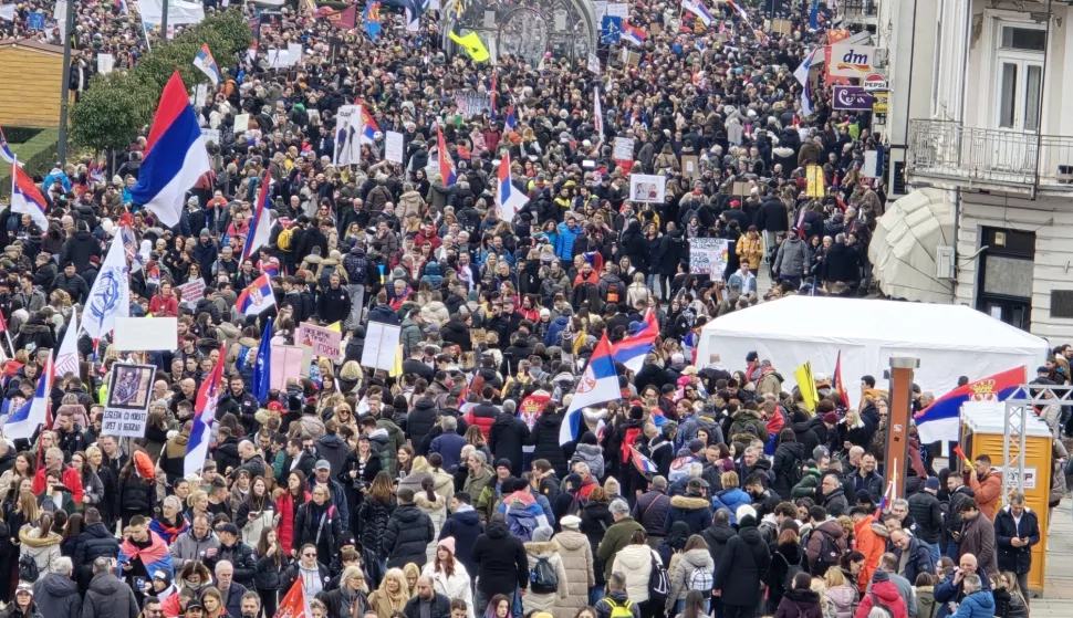 Beograd/Niš, 01.03.2025. - Deseci tisuća ljudi okupuli su se u nedjelju u Nišu na prosvjedu predvođenom studentima koji su večeras proglasili "Studentski edikt" i poručili da žele državne institucije posvećene pravdi i interesima svih građana, pravedno društvo i sustav koji "cijeni znanje i rad, a ne poslušnost i šutnju". foto HINA/ FoNet/ Marko Dragoslavić/ ml