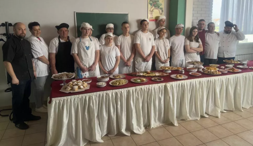 Učenici Srednje strukovne škole Marko Babić Vukovar spravljali su tradicionalna jela u okviru projekta Gastro baptina