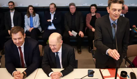 epa11925017 Chairman of the Social Democratic Party (SPD) parliamentary group in the Bundestag Rolf Muetzenich (R) speaks next to German Chancellor Olaf Scholz (C) and Social Democratic Party (SPD) co-chairman Lars Klingbeil (L) during a parliamentary group meeting at the German parliament 'Bundestag' in Berlin, Germany, 26 February 2025. Germany held early federal elections on 23 February 2025 to elect a new Bundestag (parliament). EPA/CLEMENS BILAN