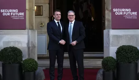 epa11934565 Britain's Prime Minister Keir Starmer (R) greets French President Emmanuel Macron as he arrives for a summit on Ukraine at Lancaster House in London, Britain, 02 March 2025. Starmer is hosting a summit of European leaders in London to discuss the ongoing war in Ukraine. EPA/CHRISTOPHE ENA/POOL MAXPPP OUT
