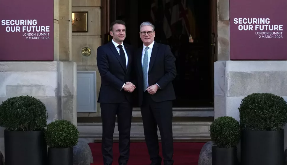 epa11934565 Britain's Prime Minister Keir Starmer (R) greets French President Emmanuel Macron as he arrives for a summit on Ukraine at Lancaster House in London, Britain, 02 March 2025. Starmer is hosting a summit of European leaders in London to discuss the ongoing war in Ukraine. EPA/CHRISTOPHE ENA/POOL MAXPPP OUT