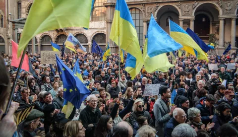 epa11935426 People participate in a demonstration at Piazza Mercanti, in Milan, Italy, 02 March 2025, in support of Ukraine. EPA/MATTEO CORNER
