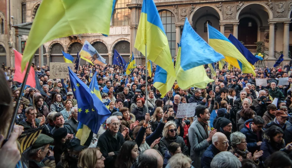 epa11935426 People participate in a demonstration at Piazza Mercanti, in Milan, Italy, 02 March 2025, in support of Ukraine. EPA/MATTEO CORNER