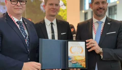 Hrvatska turistička ponuda predstavljena na svjetskom sajmu ITB BerlinHrvatskoj uručeno priznanje za najbolju europsku destinaciju za putovanja u 2025.  Hrvatska turistička zajednica i ove godine nastupa na vodećem svjetskom turističkom sajmu ITB Berlin koji se održava od 4. do 6. ožujka, a sve s ciljem predstavljanja ukupne hrvatske turističke ponude. Na sajmu je prisutna hrvatska turistička delegacija predvođena Tončijem Glavinom, ministrom turizma i sporta, Kristjanom Staničićem, direktorom HTZ-a, Romeom Draghicchijem, direktorom Predstavništva HTZ-a u Frankfurtu te Nerom Miličić, direktoricom Predstavništva HTZ-a u Münchenu. Ovogodišnji nastup okrunjen je dodjelom prestižnog priznanja portala European Best Destinations (EBD) koji je Hrvatsku proglasio najboljom europskom destinacijom za putovanja u 2025. godini, a nagradu je uručio predstavnik portala EBD Maximilien Lejeune. 