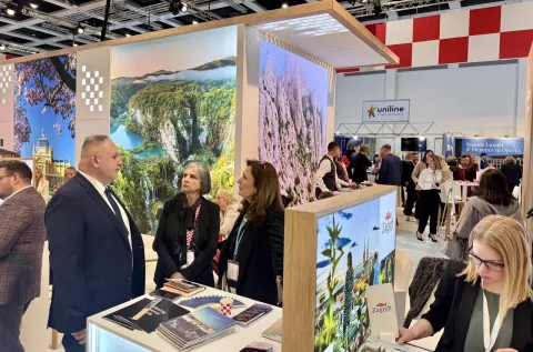 Hrvatska turistička ponuda predstavljena na svjetskom sajmu ITB BerlinHrvatskoj uručeno priznanje za najbolju europsku destinaciju za putovanja u 2025.  Hrvatska turistička zajednica i ove godine nastupa na vodećem svjetskom turističkom sajmu ITB Berlin koji se održava od 4. do 6. ožujka, a sve s ciljem predstavljanja ukupne hrvatske turističke ponude. Na sajmu je prisutna hrvatska turistička delegacija predvođena Tončijem Glavinom, ministrom turizma i sporta, Kristjanom Staničićem, direktorom HTZ-a, Romeom Draghicchijem, direktorom Predstavništva HTZ-a u Frankfurtu te Nerom Miličić, direktoricom Predstavništva HTZ-a u Münchenu. Ovogodišnji nastup okrunjen je dodjelom prestižnog priznanja portala European Best Destinations (EBD) koji je Hrvatsku proglasio najboljom europskom destinacijom za putovanja u 2025. godini, a nagradu je uručio predstavnik portala EBD Maximilien Lejeune. 
